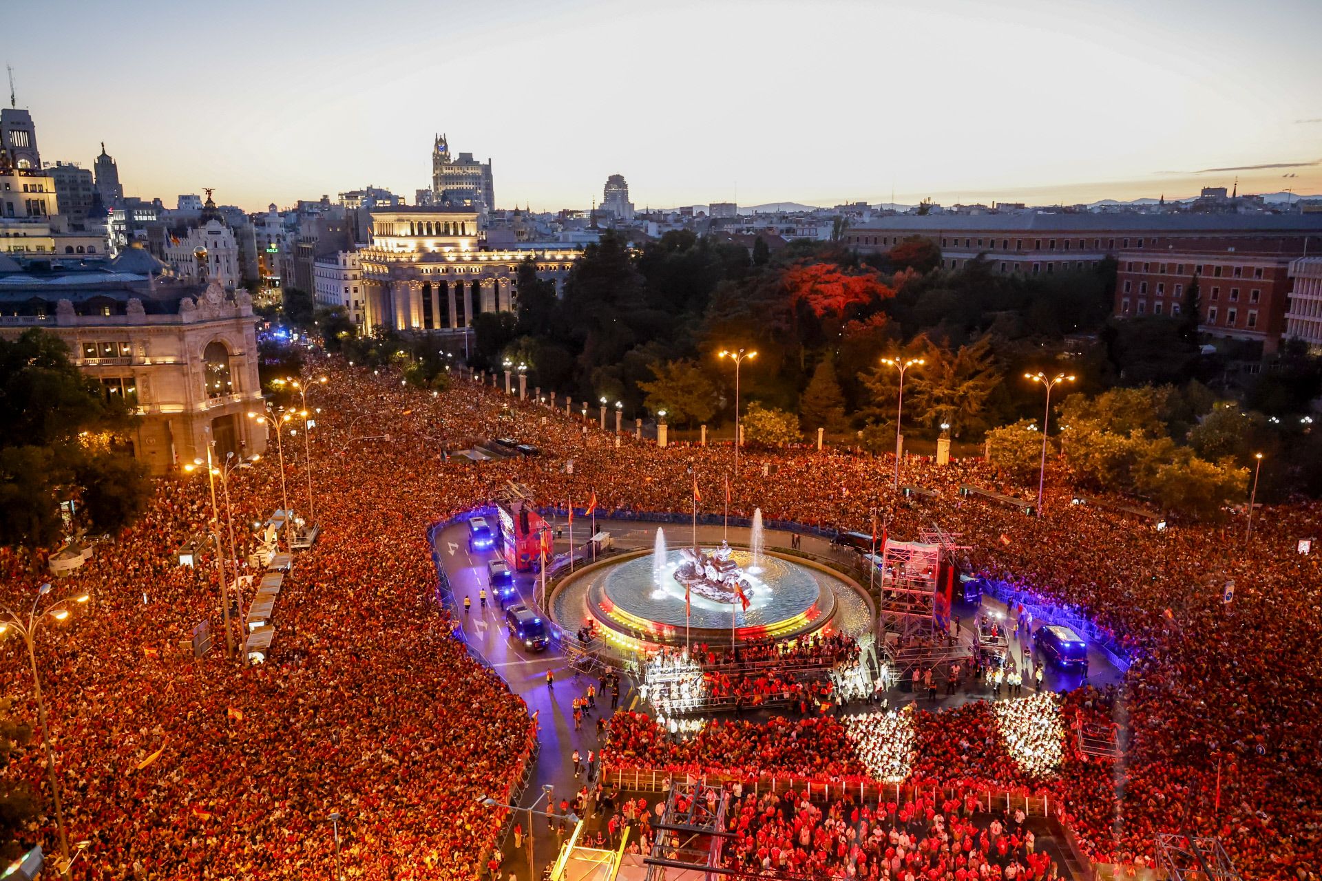 La Plaza de Cibeles se tiñe de rojo para recibir a la Selección Española.