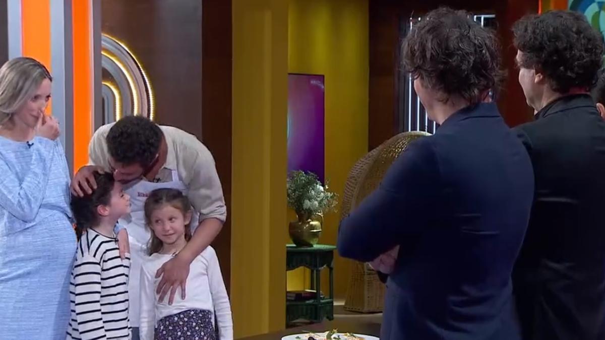Eneko, junto a su familia en el reencuentro.