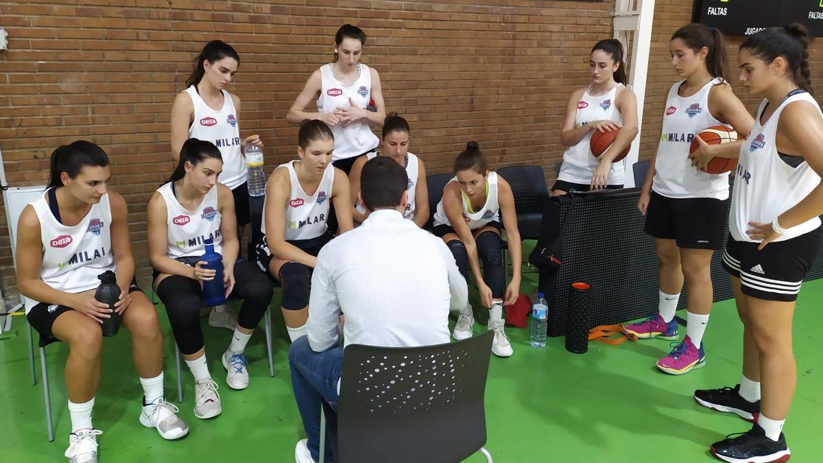 Tiempo muerto de Antonio Quintero con sus jugadoras del Milar ante el Unicaja en Los Guindos.