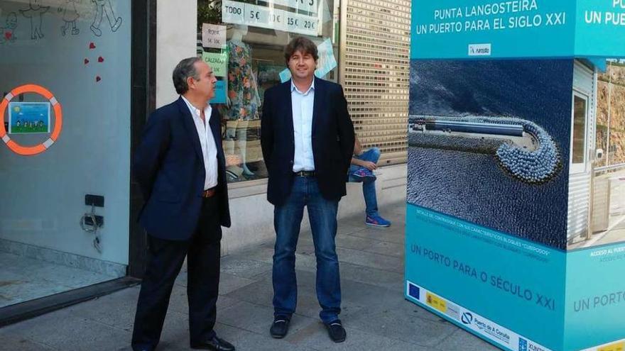 El alcalde de Arteixo, Carlos Calvelo, y el presidente del Puerto, Enrique Losada, visitan la exposición.