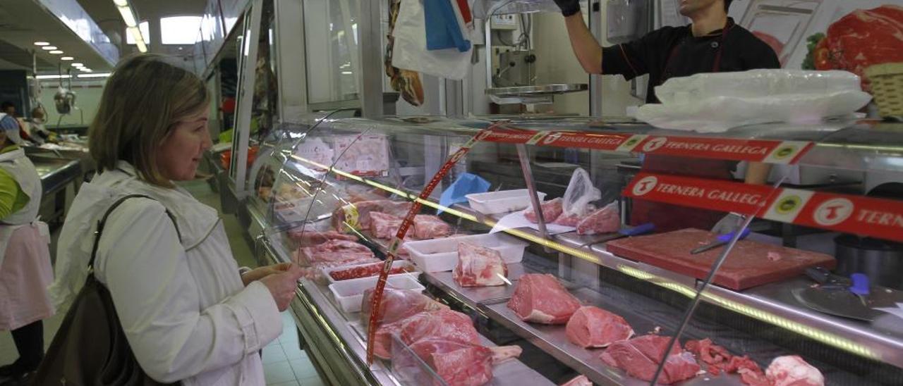Las familias reducen el gasto en carne. // A. Irago