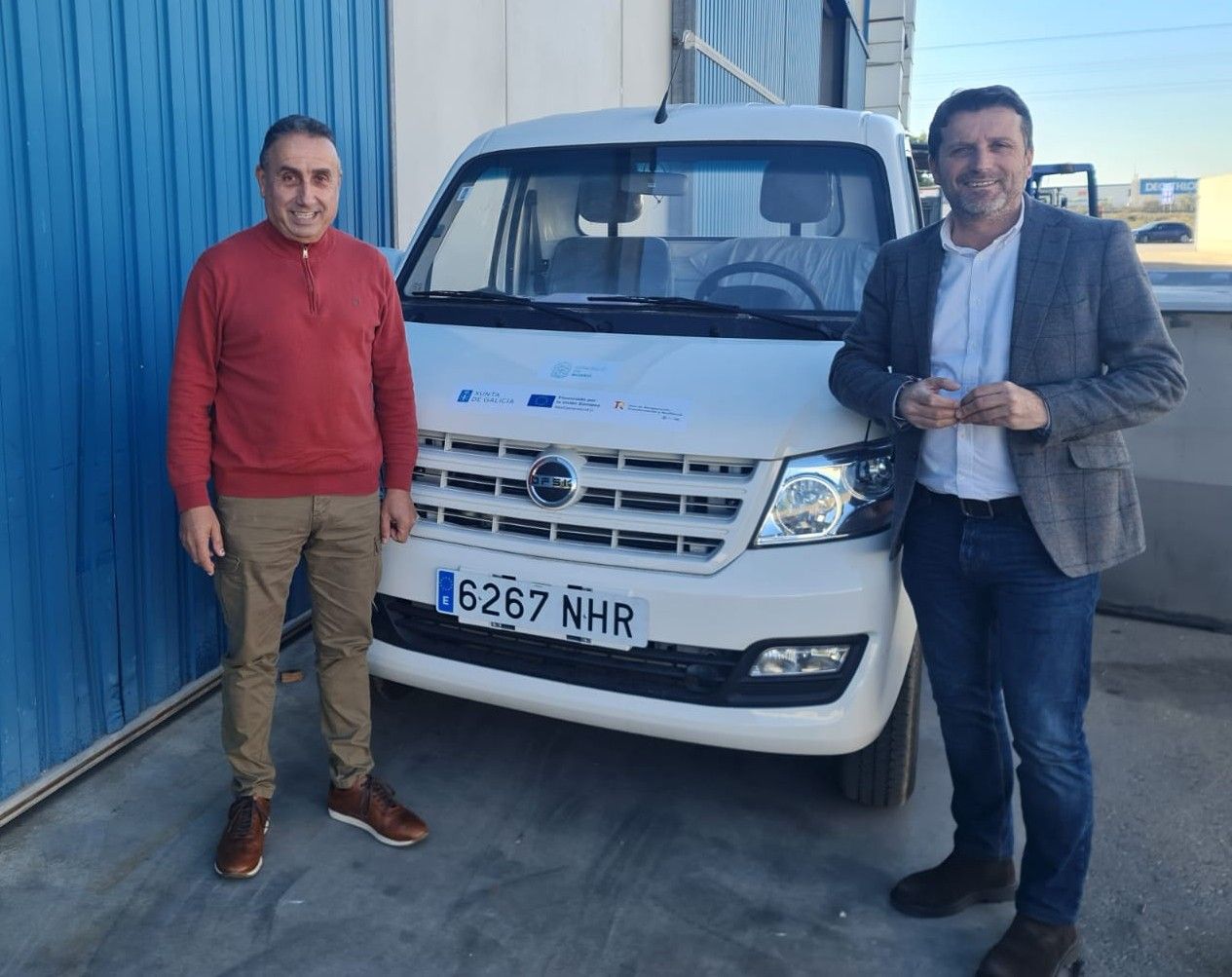 O alcalde, José Ramón Romero, recepcionando o novo vehículo.