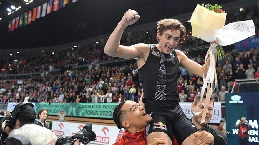 El jovencísimo Duplantis bate el récord del mundo de salto con pértiga