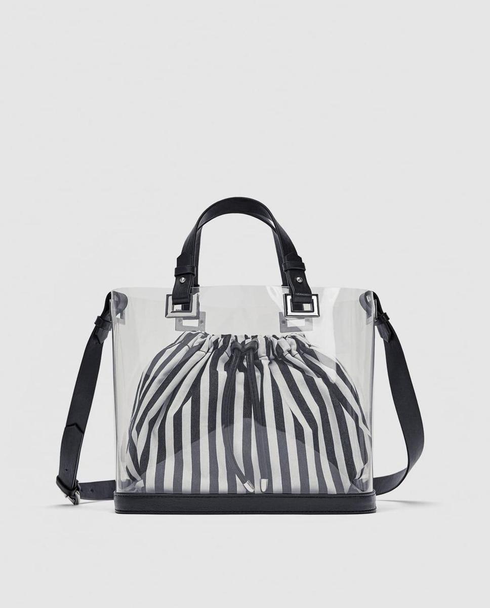 Bolso shopper de vinilo transparente de Zara. (Precio: 25, 95 euros)