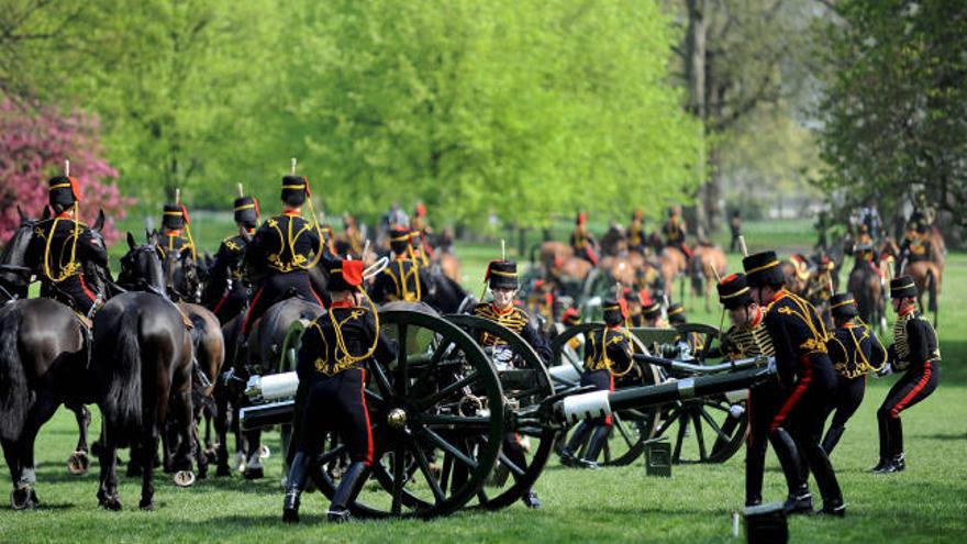 Soldados de la Royal Horse Artillery se preparan para disparar 41 salvas como saludo real, con motivo del 83 cumpleaños de la reina Isabel II de Inglaterra, en el Green Park de Londres.