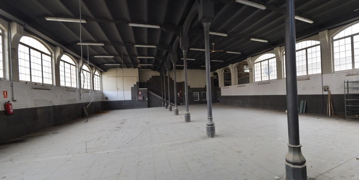 El interior de la planta baja del edificio industrial, que en la etapa más reciente albergó un concesionario de coches.