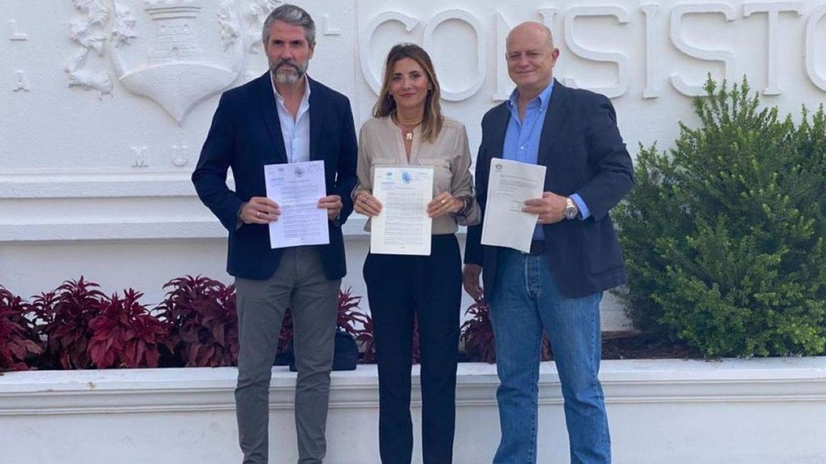 Ana Mata (PP), hace un año cuando presentó la moción de censura en Mijas con Juan Carlos Maldonado (Por Mi Pueblo) y Juan Carlos Cuevas (Vox). | LA OPINIÓN