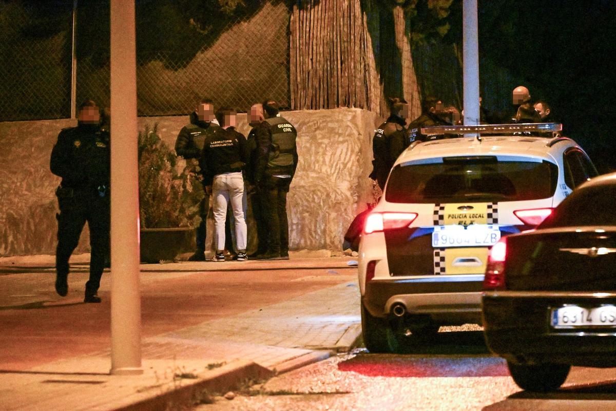 Alarma en una urbanización de La Marina en Elche por el hallazgo de dos cadáveres Alarma en una urbanización de La Marina en Elche por el hallazgo de dos cadáveres
