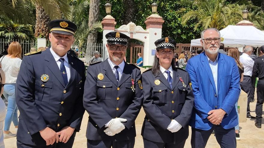 Els agents condecorats, l&#039;intendent de la Policía de Pedreguer i l&#039;alcalde, Sergi Ferrús