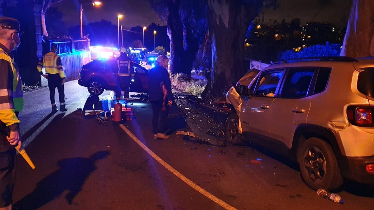 Los dos vehículos implicados en la colisión frontal ocurrida anoche en Monte Lentiscal.