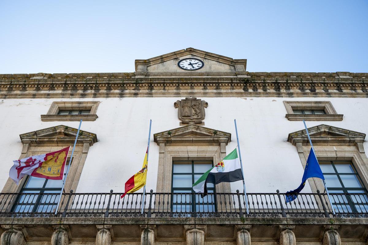 Fachada del Ayuntamiento de Cáceres, que logró dejar su deuda a cero durante el pasado año 2024,