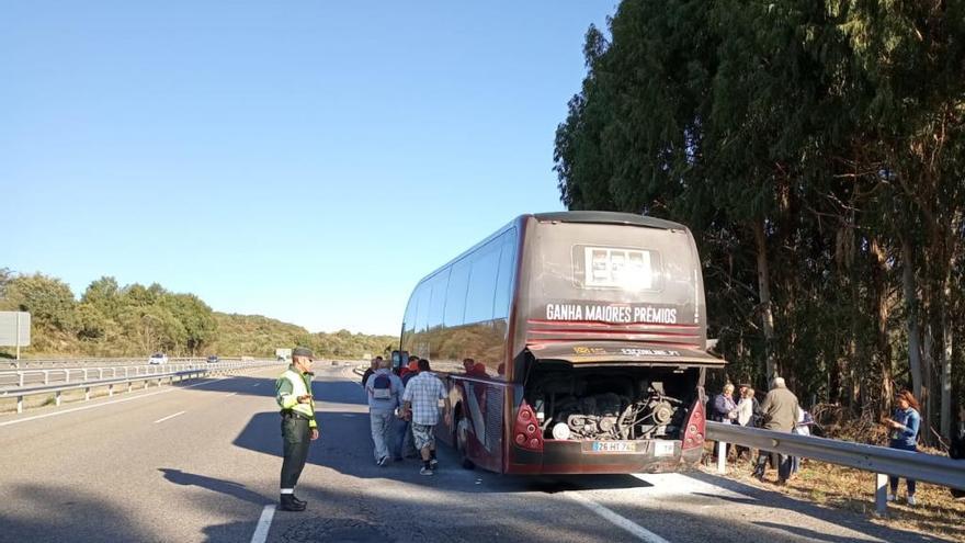El autobús averiado tras el incendio. // Emerxencias Ourense