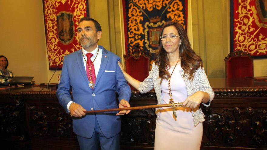 El nuevo alcalde de Cartagena, José López (MC), sujeta el bastón consistorial junto a Ana Belén Castejón (PSOE)