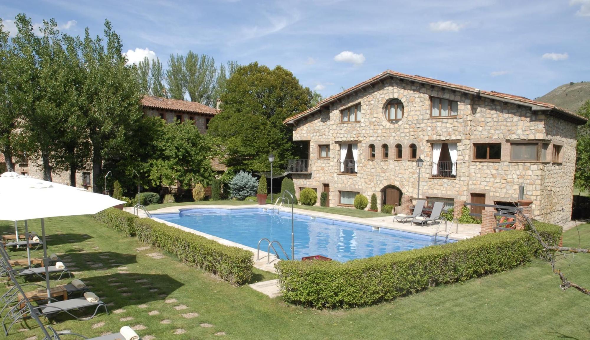 Un antiguo molino de piedra construido en el siglo XV convertido en hotel.