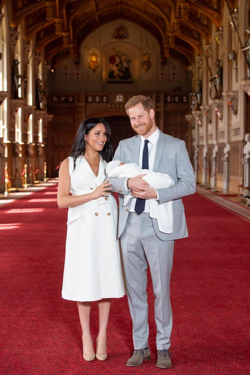 Meghan Markle y el príncipe Harry felices presentando a su bebé