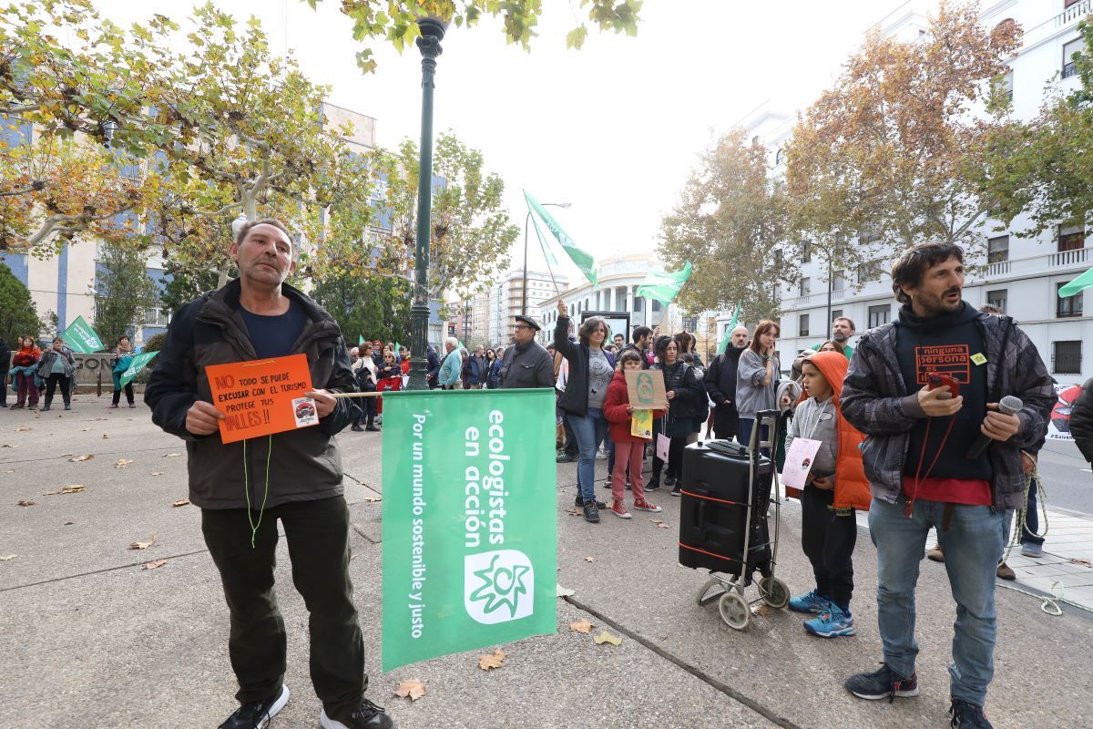 Cadena humana en Zaragoza por la defensa de Canal Roya