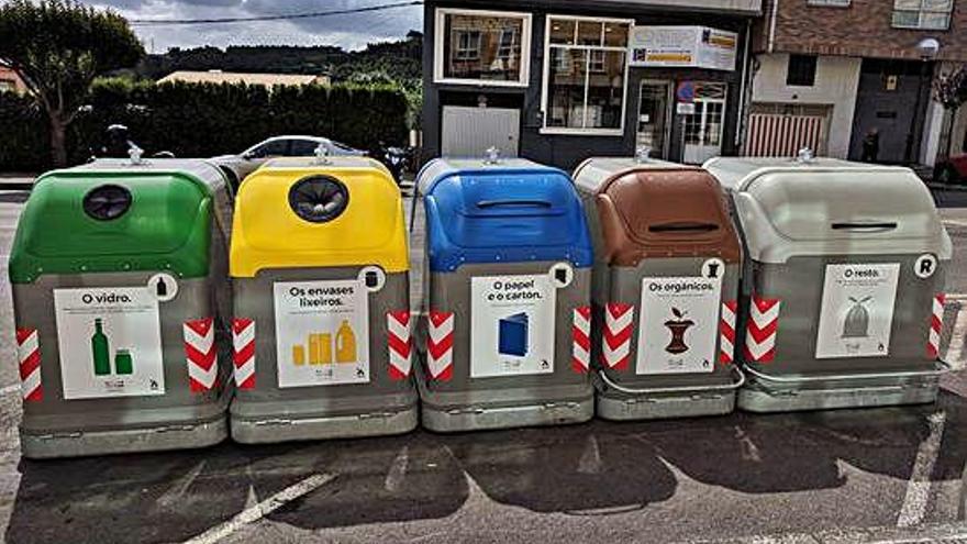 Cinco contenedores de basura ubicados en Meicende.