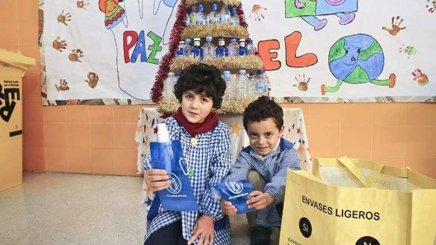 Marcos Fernández, a la izquierda, y Daniel Lois, junto a un árbol de Navidad en el colegio Novo Mier el año pasado.