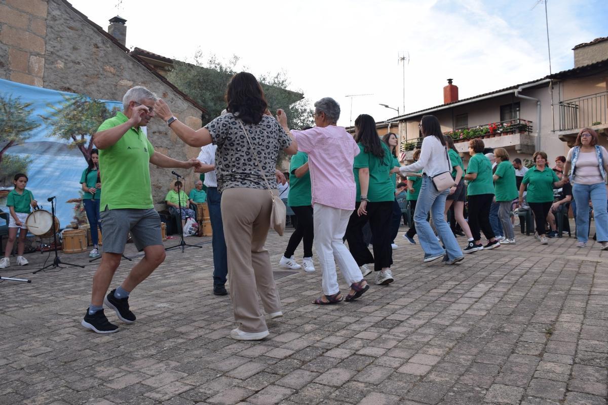 La actuación de Aulas de Aliste en Trabazos pone el broche perfecto a un curso de aniversario