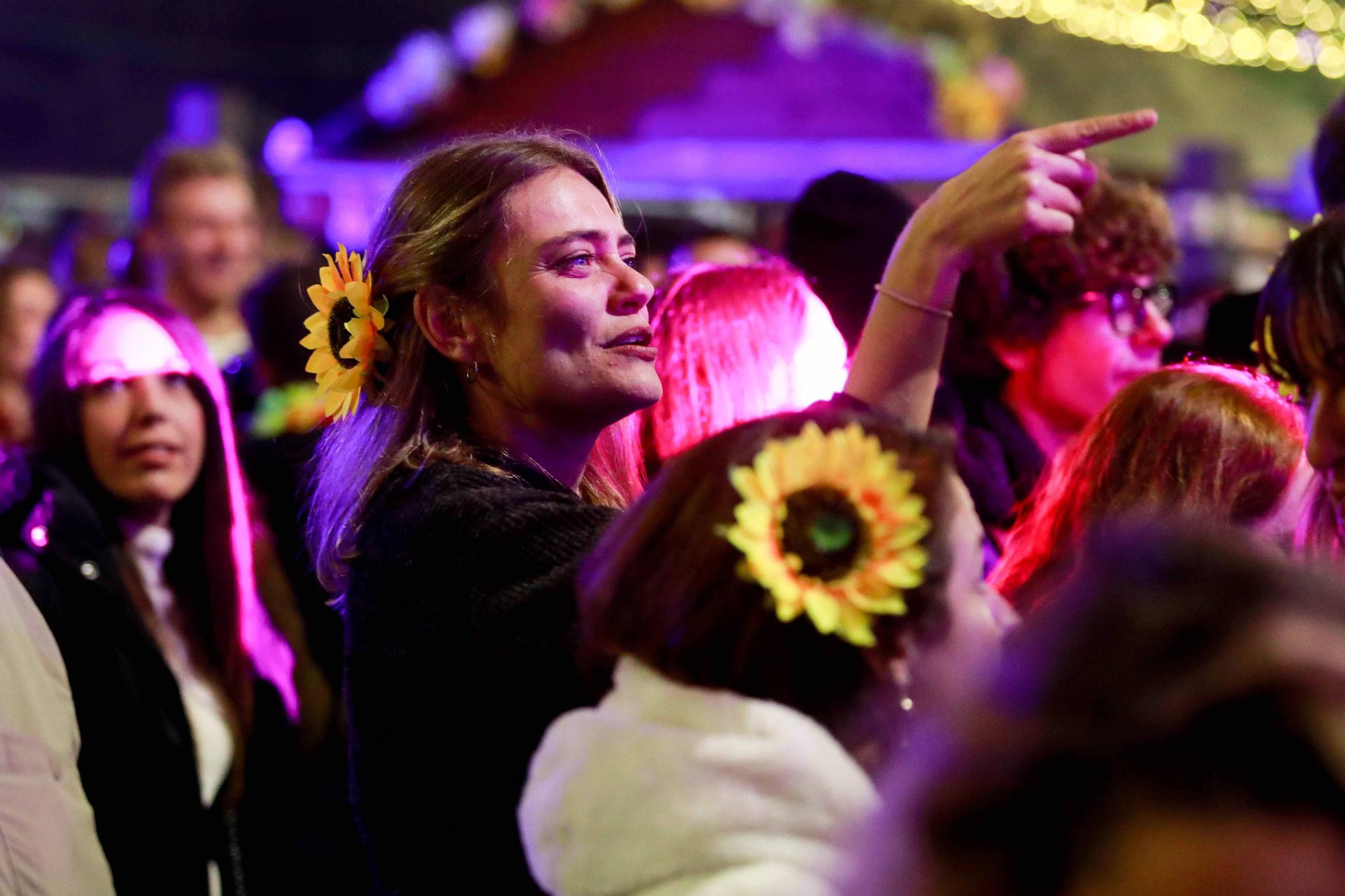 Encuéntrate en nuestra galería de fotos de la fiesta Flower Power de Sant Antoni