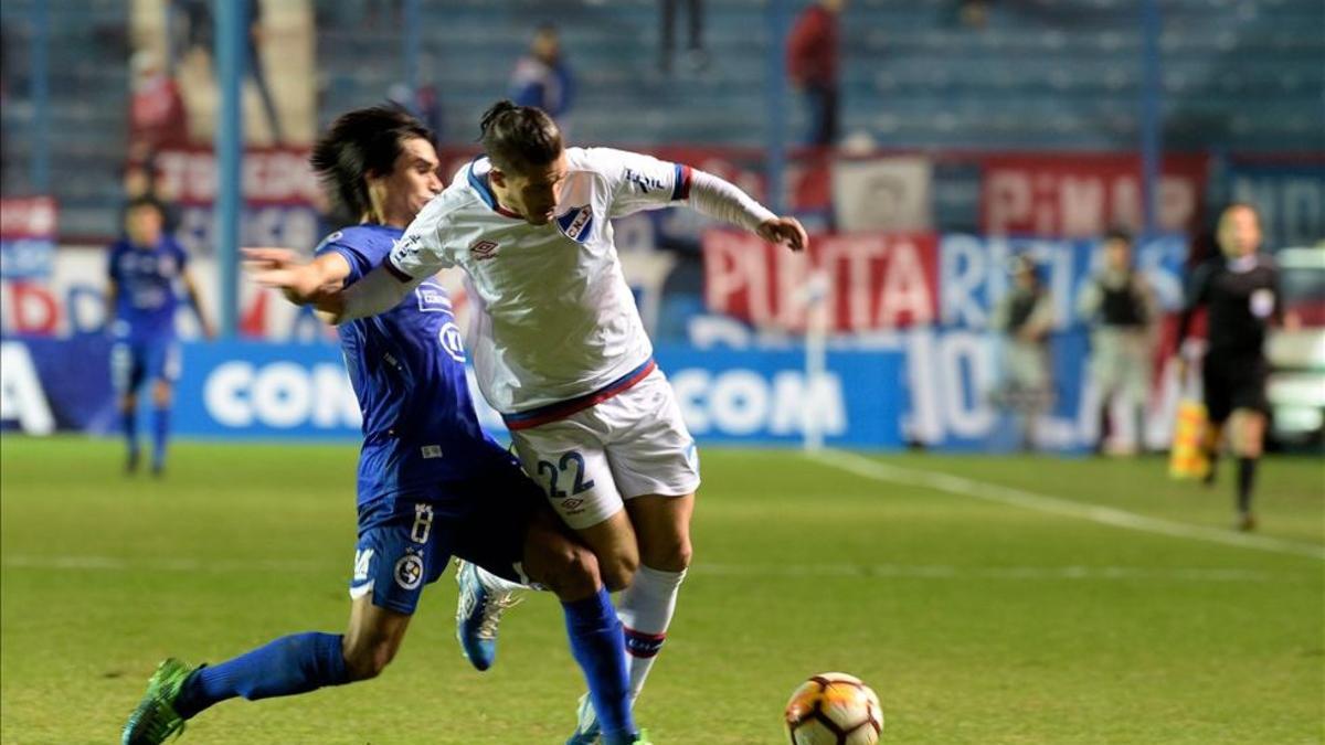 El jugador de Nacional de Uruguay Espino en un partido ante Sol de América