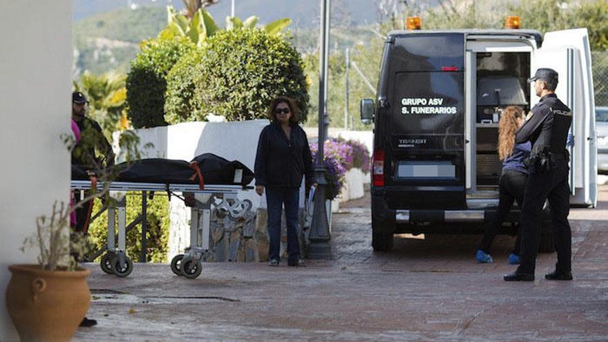 Los servicios funerarios retiran uno de los cadáveres hallados ayer en la urbanización Don Pedro.