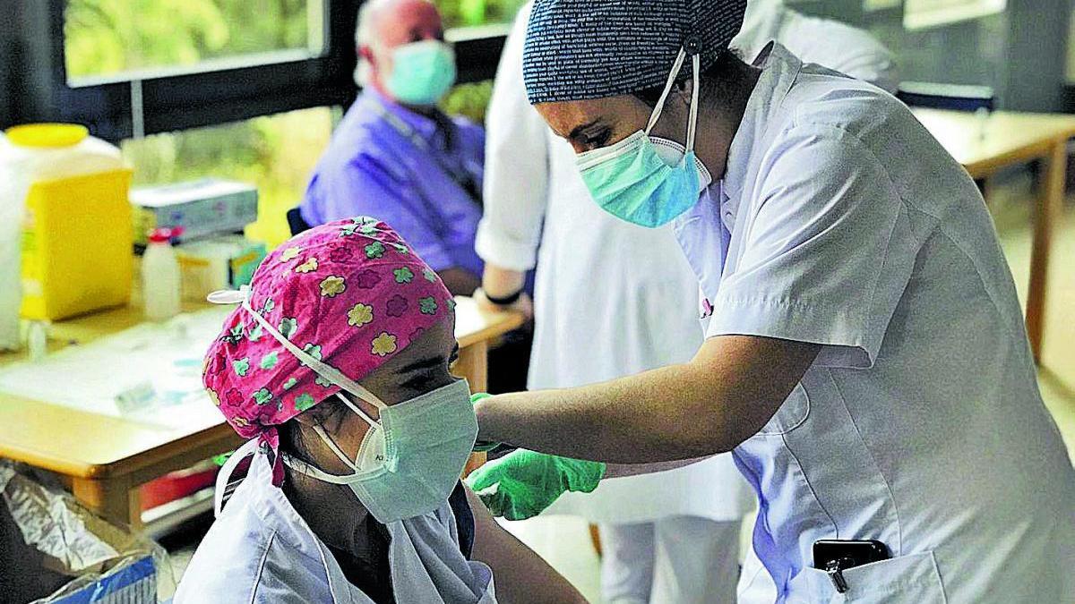 Vacunació del personal sanitari de l&#039;hospital de Campdevànol.