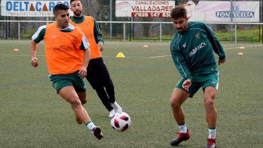 Juampa Barros presiona a Antón de Vicente, durante el entrenamiento de ayer en Fragoselo. // R.R.