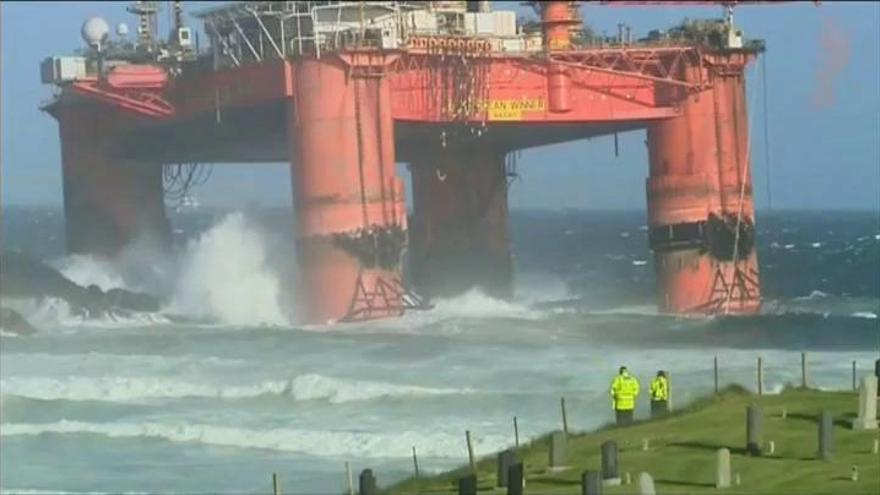 Una tormenta arrastra una plataforma petrolera de 17.000 toneladas