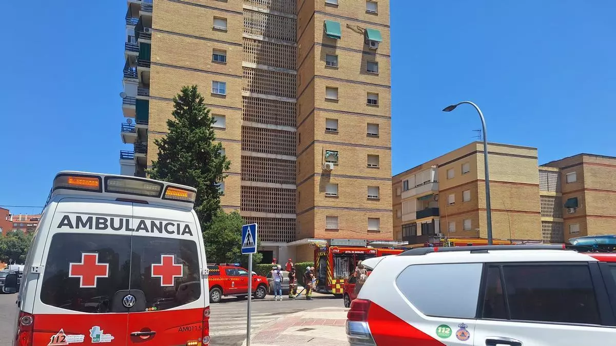 Medio centenar de vecinos desalojados por un incendio en un piso en la calle Valladolid de Badajoz