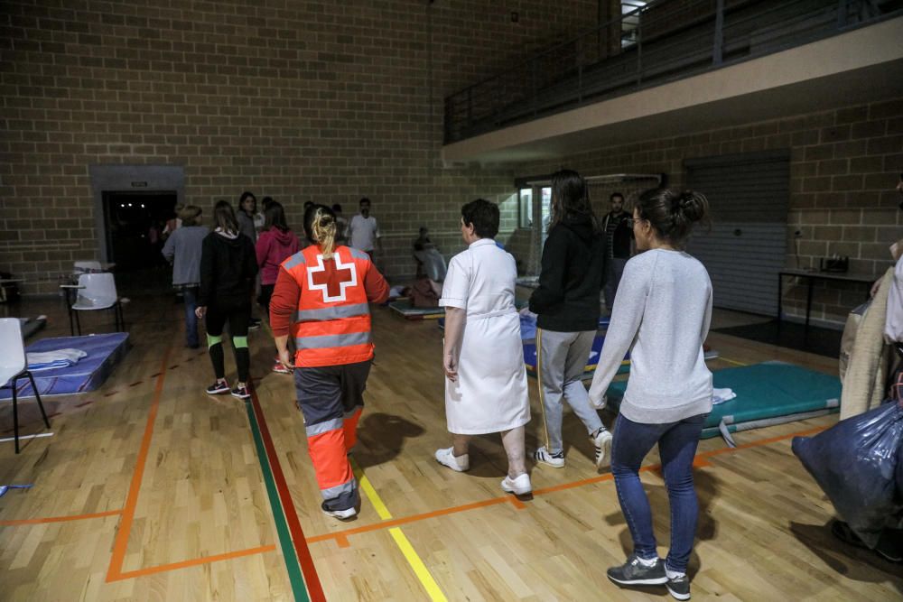 Das Dorf Sant Llorenç im Osten von Mallorca wurde nach einem heftigen Wolkenguss am Dienstag (9.10.) völlig überschwemmt. Opfer suchten in der Turnhalle Unterschlupf.