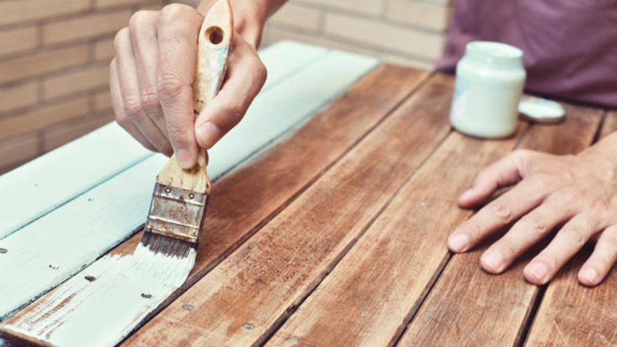 4 trucos para pintar muebles de madera sin lijar