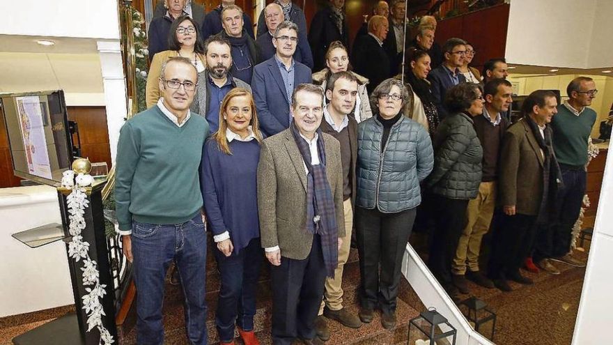 De izq. a derecha, en primera fila, Juan Rodríguez (Nigrán); Silva; Caballero; Enrique Cabaleiro (Tui); Eva García (O Porriño); detrás, Paco Ferreira (Gondomar); Antonio Lomba (A Guarda); Marta Freire (Moaña); a su espalda, María Garrote (Ponteareas); J.Luis Poceiro (Vilaboa); Serafín Martínez (Fornelos); y, en última fila, Alfonso Ventín (Formelos) y los ediles Santos Héctor, David Regades y Ángel Rivas. // M.G.Brea