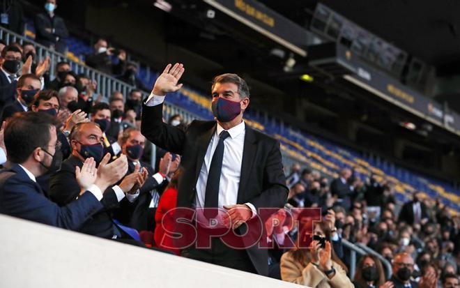 Joan Laporta ha sido investido como nuevo presidente del FC Barcelona en el Camp Nou ante trescientas personas.