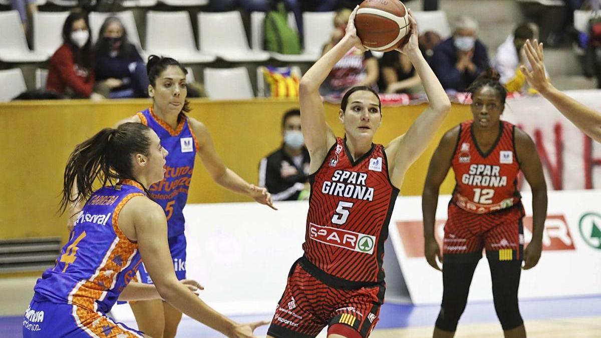 Sonja Vasic, en acció durant el partit de la primera volta a Fontajau contra el València.