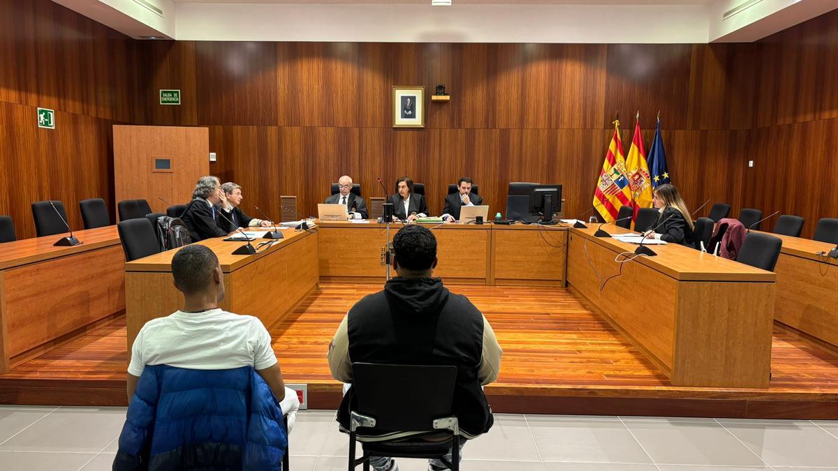 A la izquierda, Silvio I. B., alias Omega, junto a Daniel R. R., en el banquillo de los acusados de la Audiencia Provincial de Zaragoza.