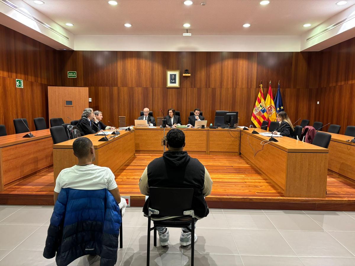 A la izquierda, Silvio I. B., alias 'Omega', junto a Daniel R. R., en el banquillo de los acusados de la Audiencia Provincial de Zaragoza.