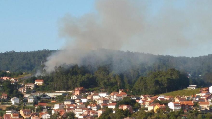 Columna de humo generada por el incendio // Raquel Veiga