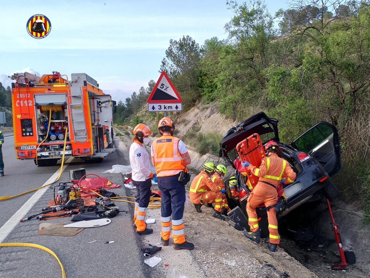 Los bomberos estabilizaron el coche y excarcelaron a la víctima del accidente de tráfico ocurrido en la A-7.