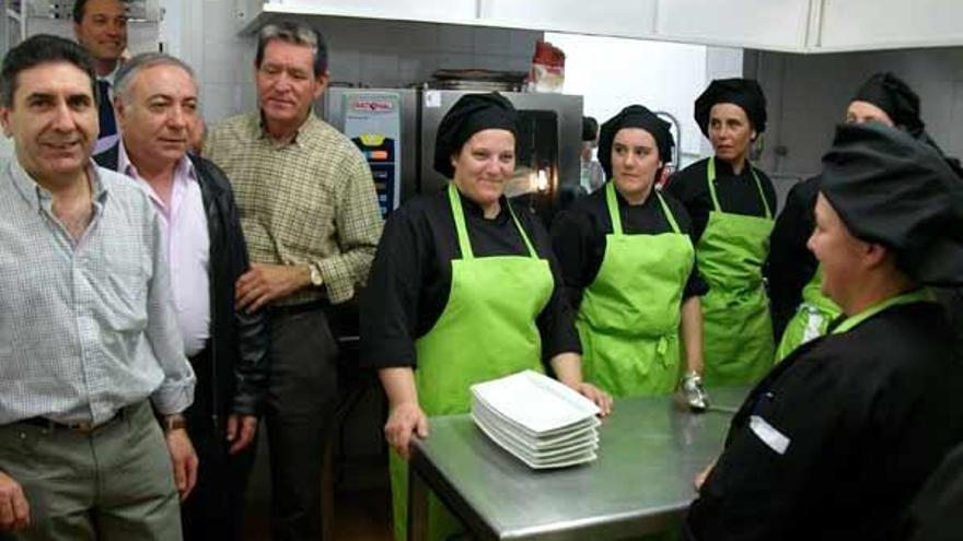 Varias alumnas del &quot;obradoiro&quot; de hostelería de Soutomaior, con restauradores del municipio.  // C.S.