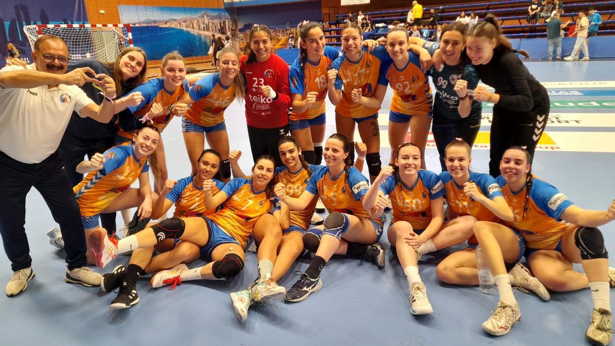 Las jugadoras de Mislata celebran su triunfo en Benidorm.