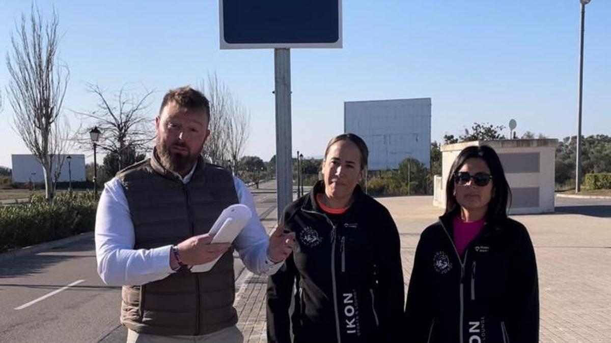 Iván Sánchez Cifre, alcalde de Sant Jordi, en la parada del bus de la localidad.