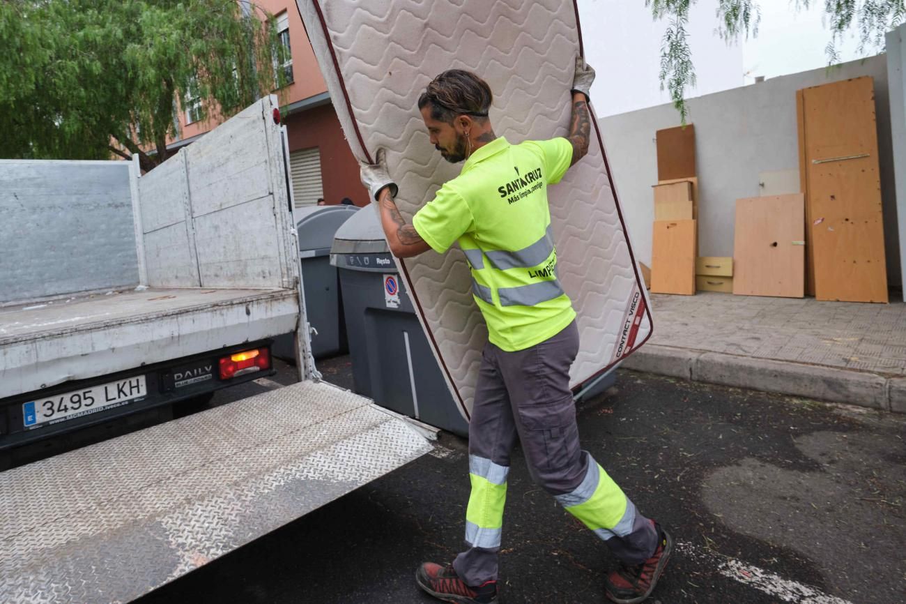 Recogida de enseres en Santa Cruz en el inicio de la campaña 5 días, 5 distritos