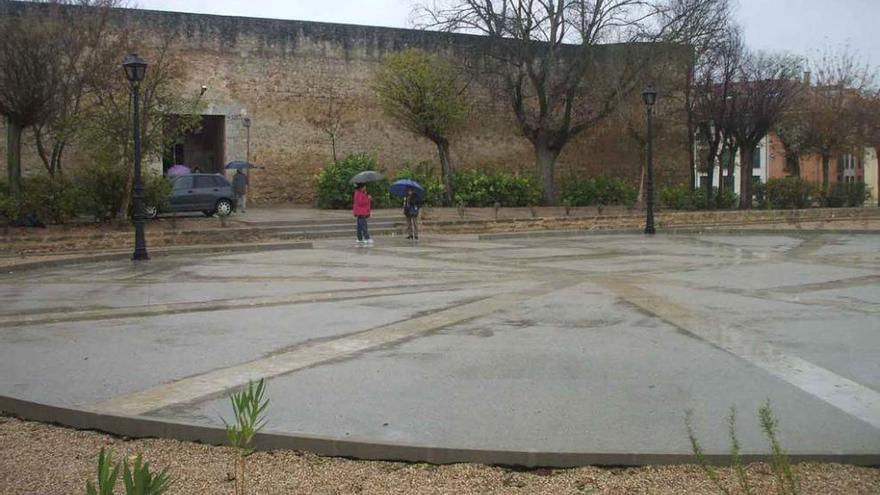 Vecinos conversan en la zona de la plaza de San Agustín en la que se han ejecutado las obras. Foto