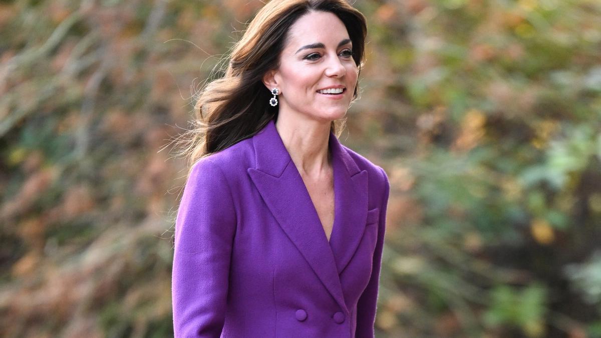 El traje morado de Kate Middleton que puedes conseguir en Mango (¡y con descuento!)