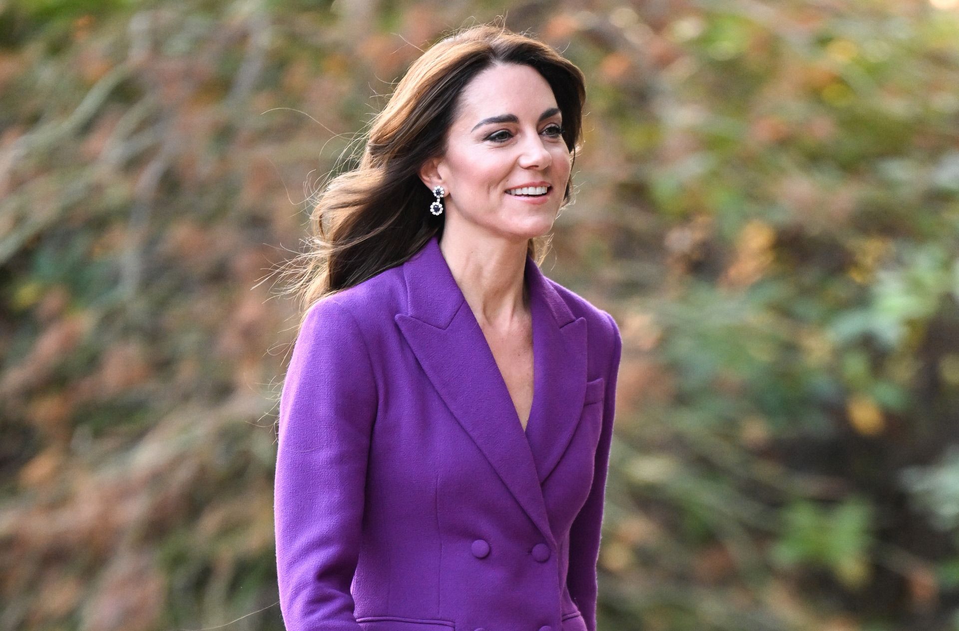 Kate Middleton elige un traje morado para continuar con su agenda oficial.