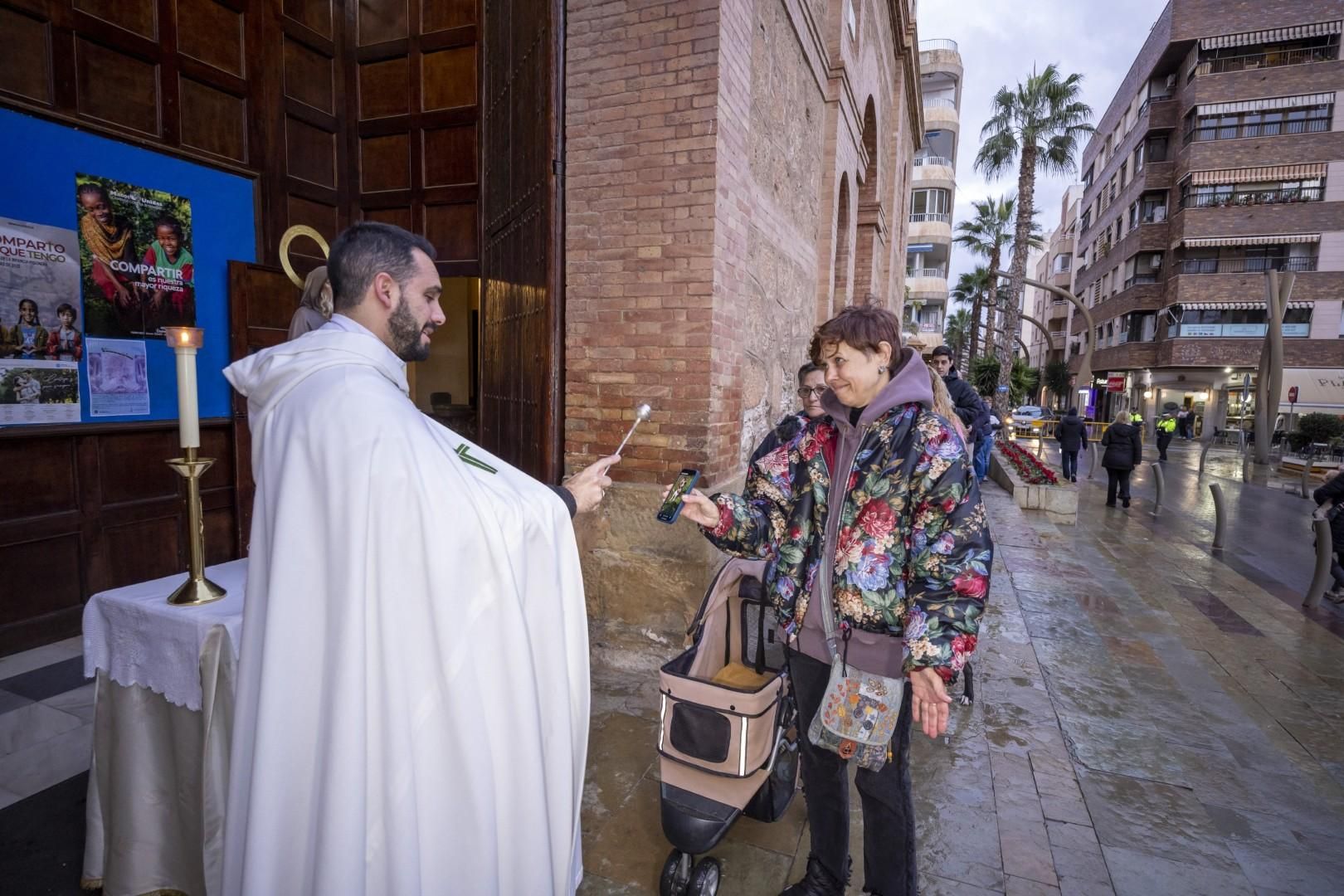 Bendición de animales por San Antón bajo una lluvia invernal en Torrevieja