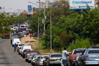 Venden en dólares la gasolina en el mercado negro de Venezuela