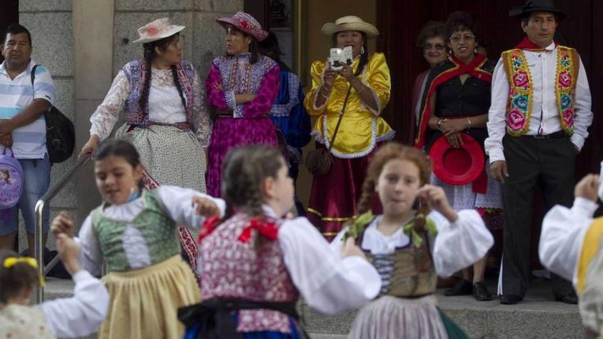Un grupo de niños baila ante la mirada de sus padres, todos con los trajes típicos peruanos.