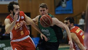 El escolta esloveno del Joventut Luka Lapornik (c) lucha un balón con los jugadores del UCAM Murcia Víctor Benite (i) y el argentino Facundo Campazzo.